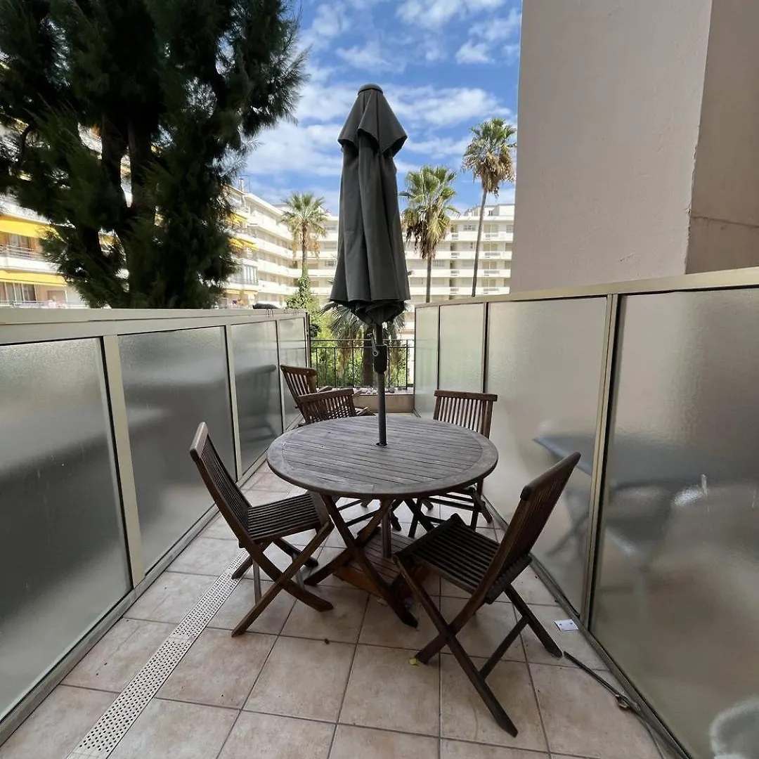 Cannes Croisette - Studio Au Calme Avec Terrasse 法国